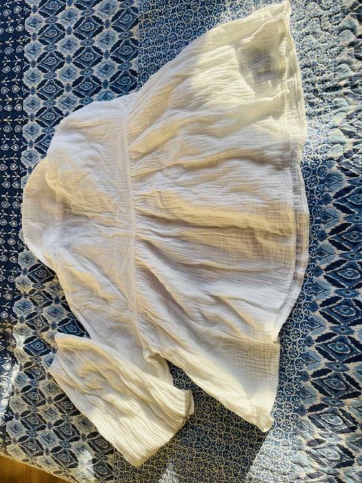 Продавам дамска бяла блуза от памук и полиестер, нова