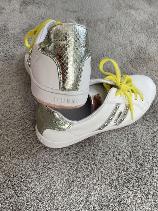 Pantofi sport de piele ecologica Guess in stare foarte buna!