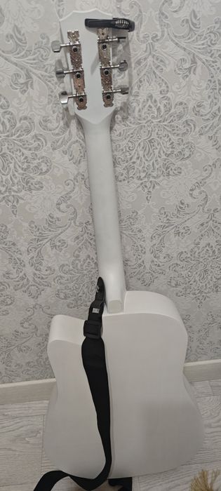 Гитара белый новый