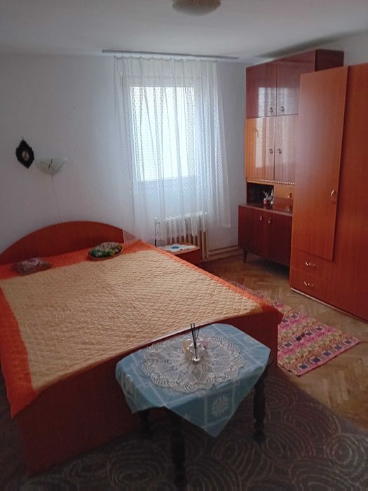 Vind casa in com Taut cu toate facilitatilesi livada cu 100 de pomi