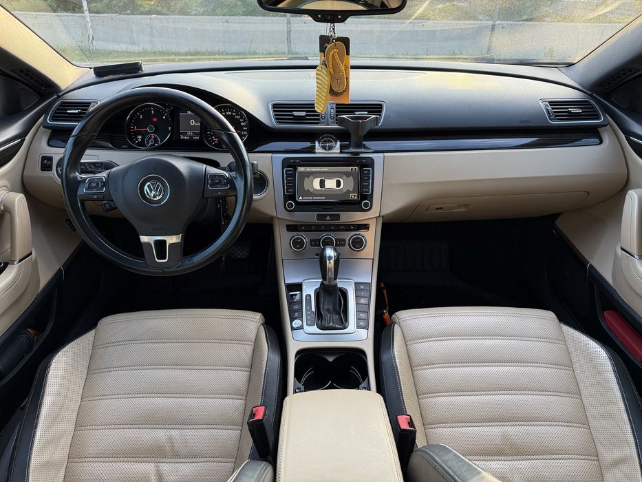 * Volkswagen Passat CC *