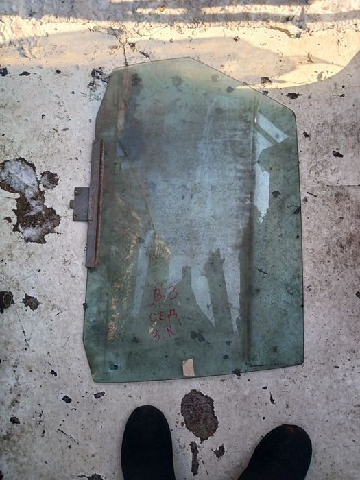 Стекло двери Фольксваген ПасатВ3