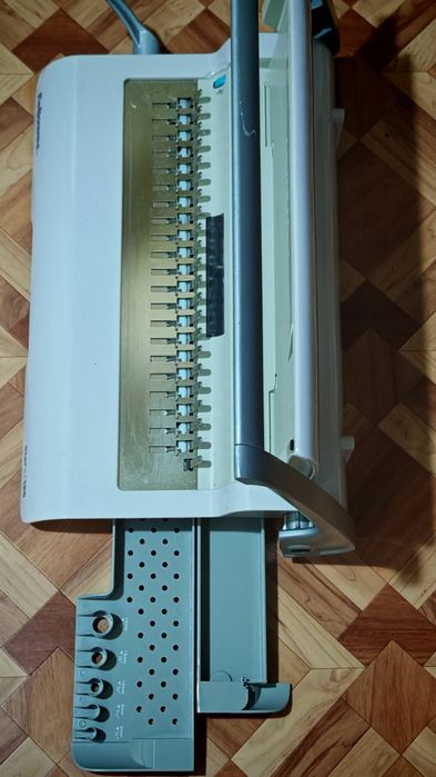 Maşină de legat manuală cu pieptene Fellowes Star 150 CRC 50065 
29