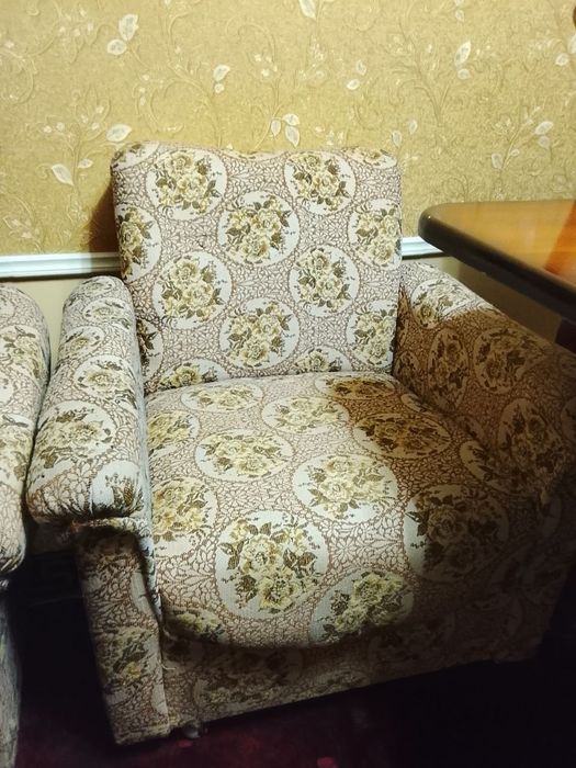 Срочно!!! Продаю гостиную мебель! 1 диван и 2 кресло