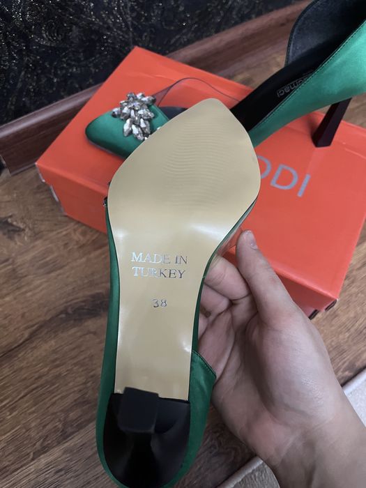 Продаю новые туфли