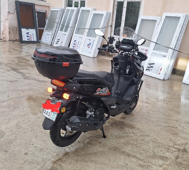 ТАНК 150 куб , бензиновый скутер , 100 км/ч.