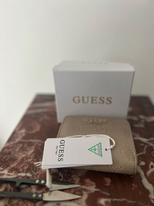 Ново дамко портмоне Guess