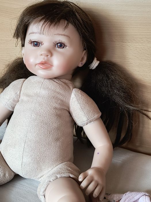 Реалистична кукла с меко тяло и силиконови ,меки крайници и глава.
Раз