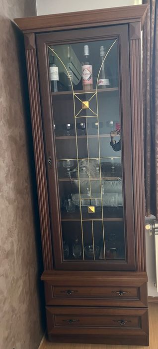 PLASTIKA BG  ъглова витрина от дърво- 600 лв.Италианска Витрина стъкло