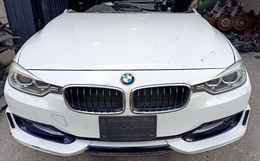 Передняя часть БМВ F30.