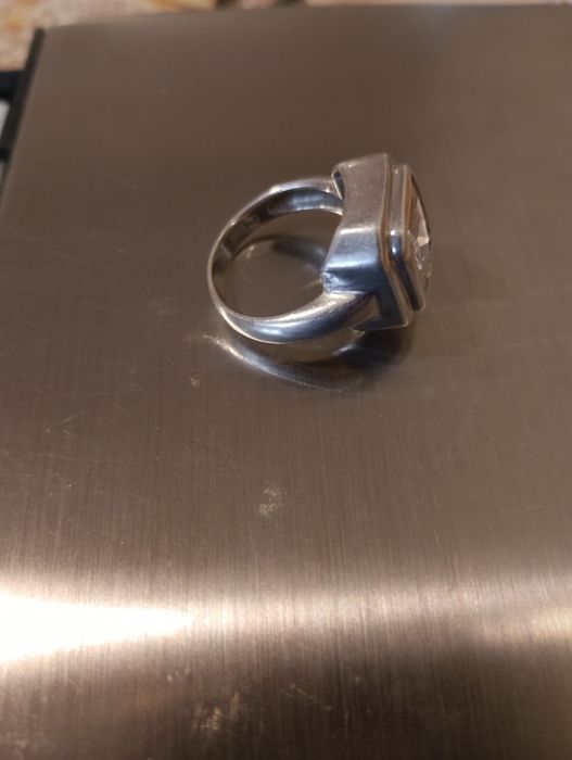 Масивен сребърен пръстен с голям кристал