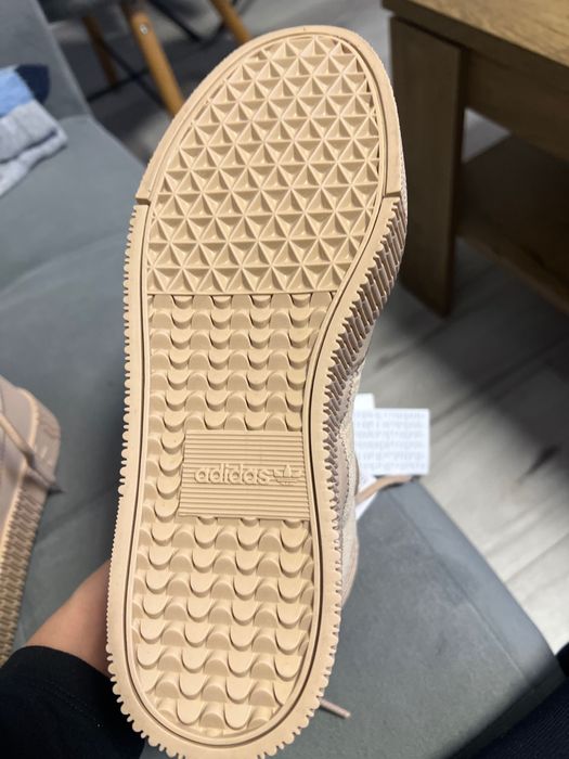 Сникърс и на Адидас