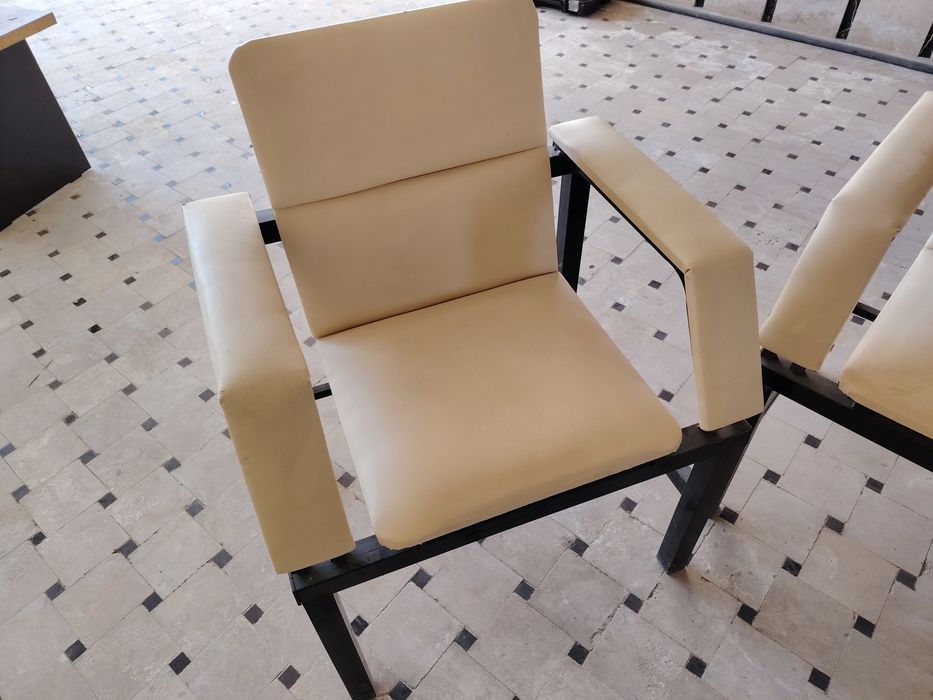 Кутиш зали учун темир кресло диван