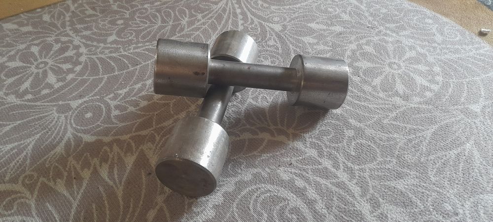 гантели по  2кг каждая