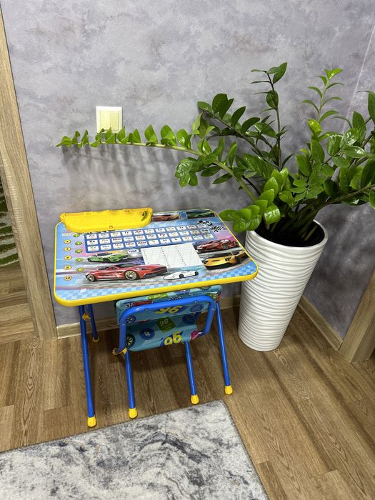 Столик со стулом