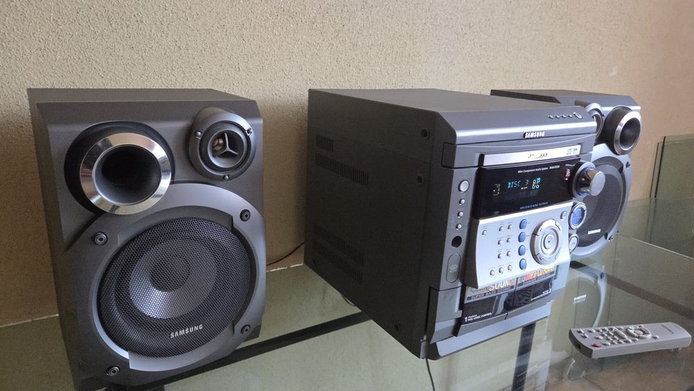 Vând combina Samsung CD mp3, radio, AUX, stare foarte bună