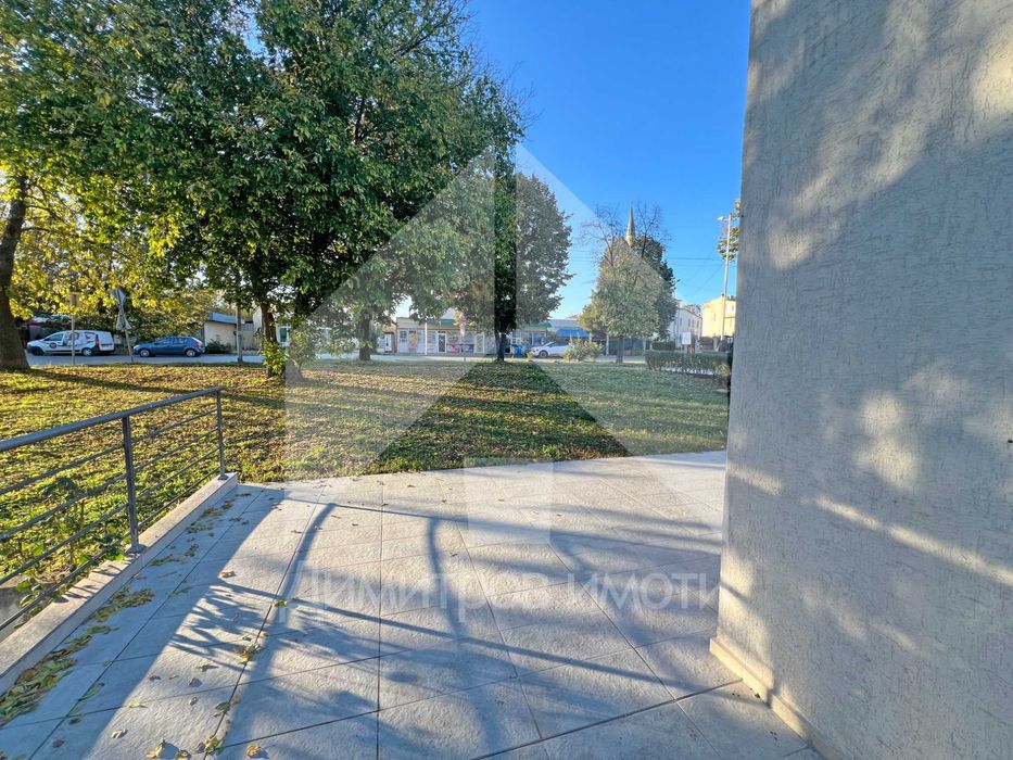 Продава двуетажен търговски обект - магазин в гр. Нови пазар.