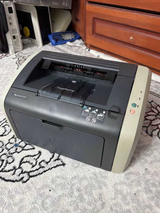 Hp LaserJet P 1010 Printer yaxshi ishlidi Kabellari bor Srochno