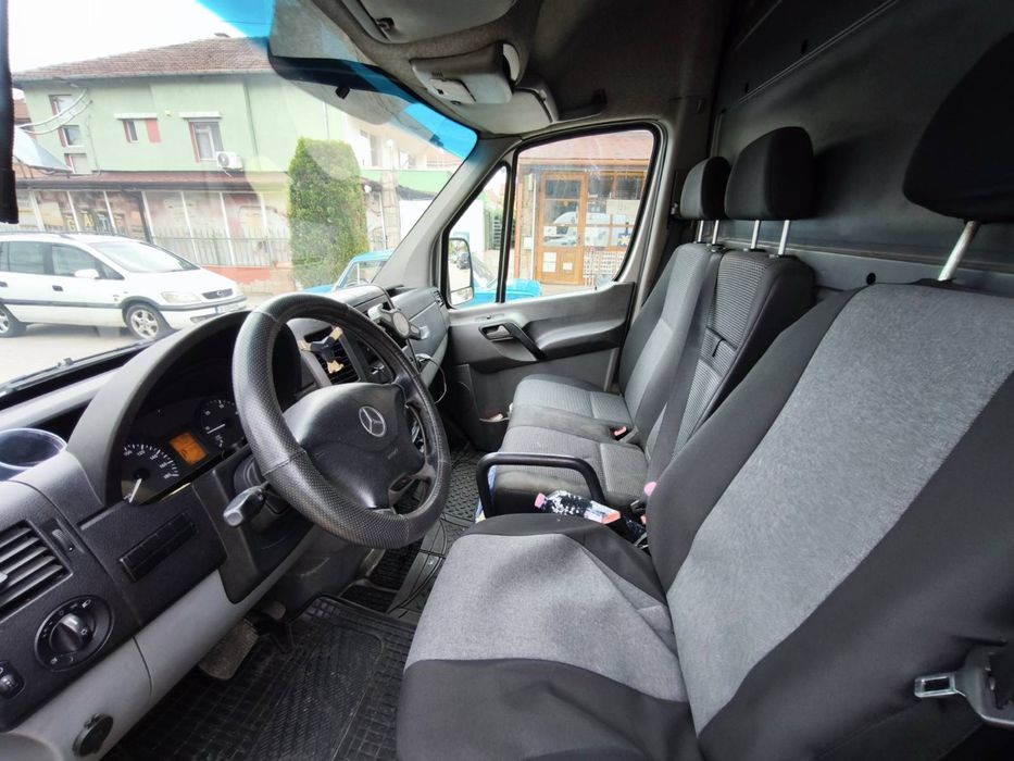 Mercedes Sprinter с падащ борд Dhollandia – работен бус