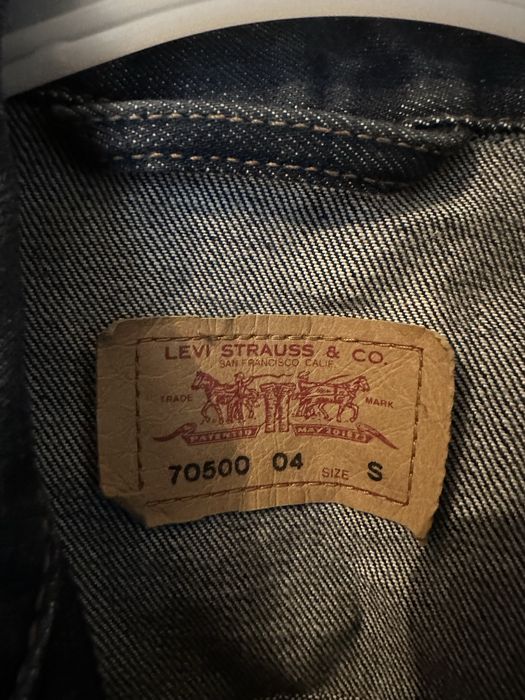 Vand geaca Levi’s , marime S , pret 180 lei