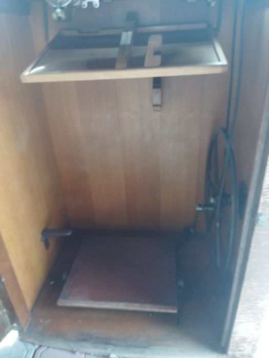 Продам состояние отличное работает отлично швейная машина работает отл