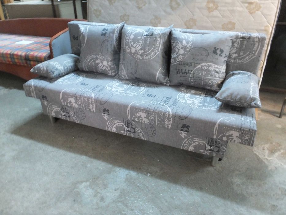 Canapea extensibila practica pentru spatii mici cu lada de depozitare