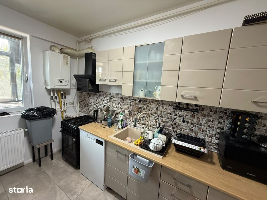Apartament cu 3 camere semimobilat