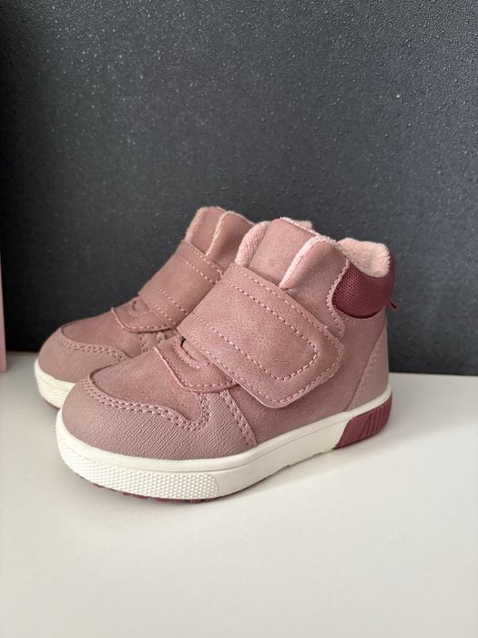 Продам детские ботинки