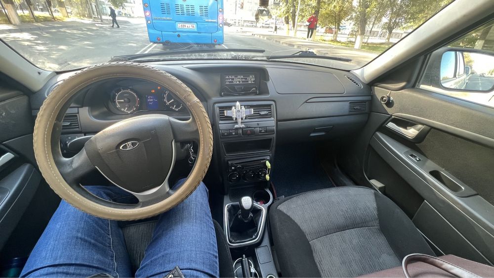 Машина приора 2 полулюкс