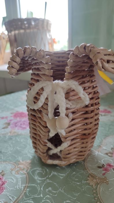 Плетёный кувшин ручной работы.