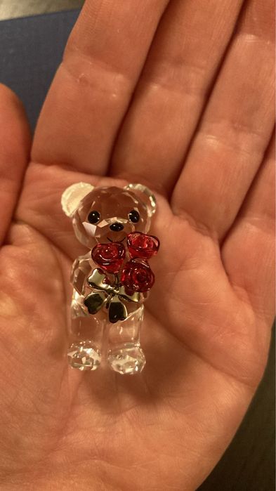 SWAROVSKI мече кристална фигура- Kris Bear A Rose