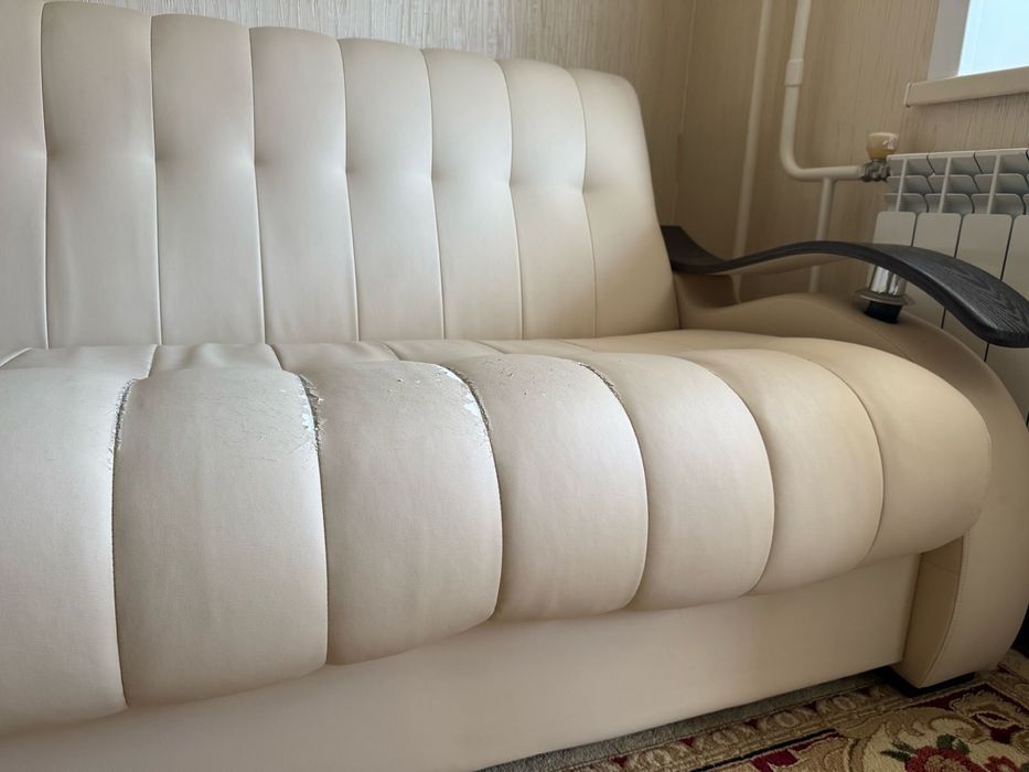 Диван  мягкий.