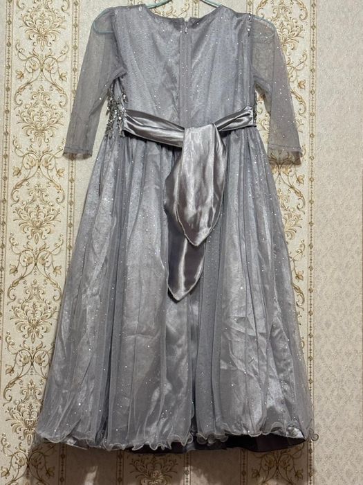 Продам нарядные платья на девочку