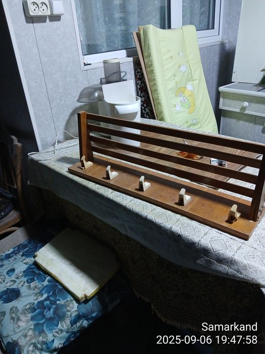 Продаётся деревянная  вешалка