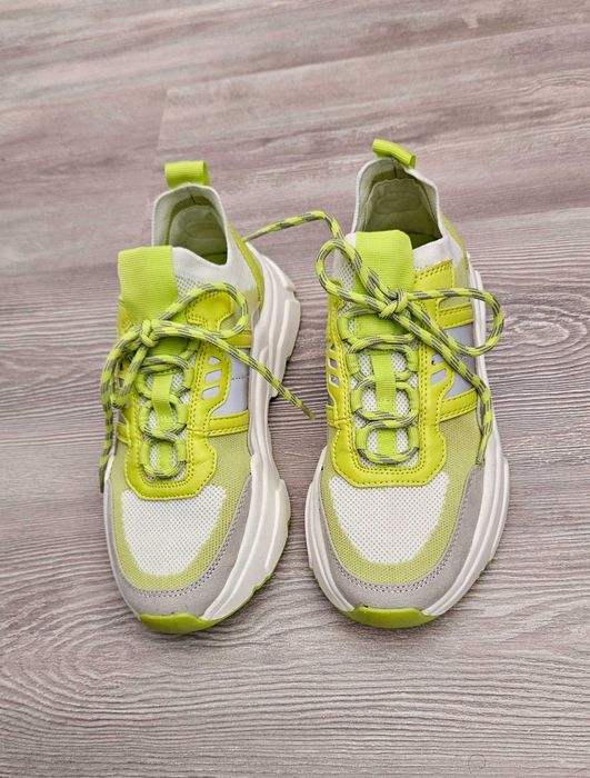 Маратонки в ефектен цвят