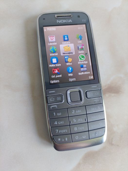 [E52] Vând Nokia E52 Silver [fără probleme] [NEcodat] //poze reale