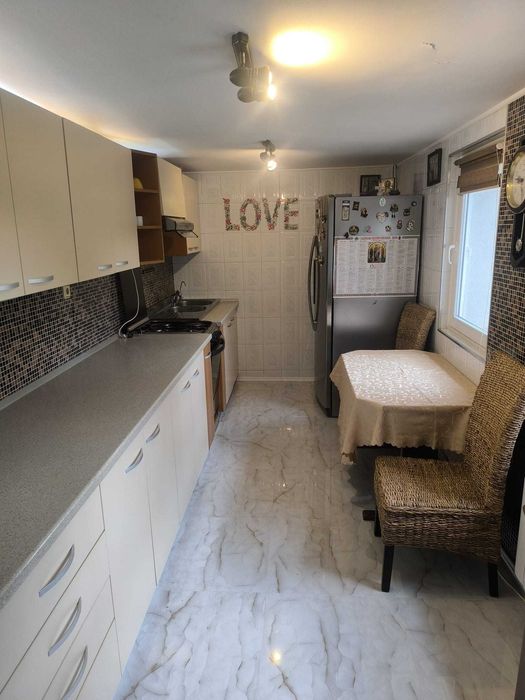 Casa 4 camere P+1 in Bacau cu garaj, beci si teren 800mp