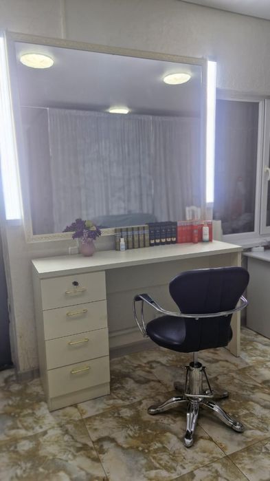 Парикмахерский стол  и кресло