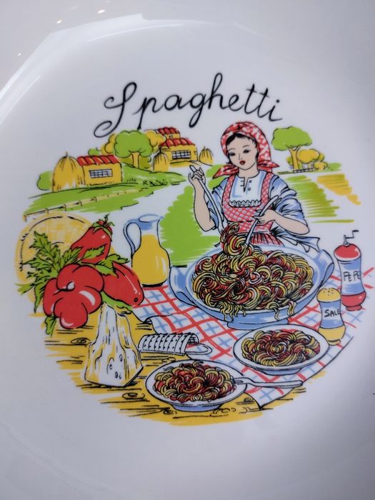 Блюдо и две тарелки