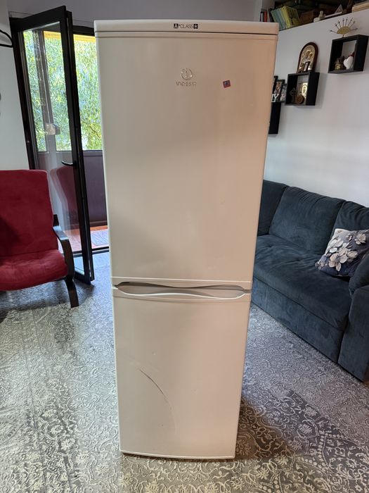 Frigider INDESIT cu congelator separat