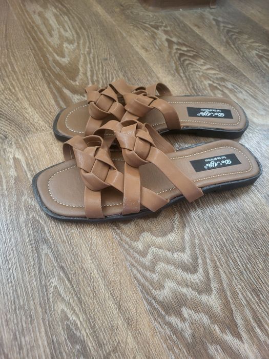 Совершенно новые шлёпки . Ликвидация