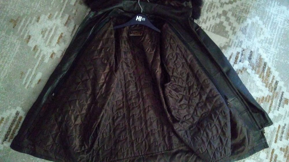 Haina din piele naturală, maro închis (negociabil).