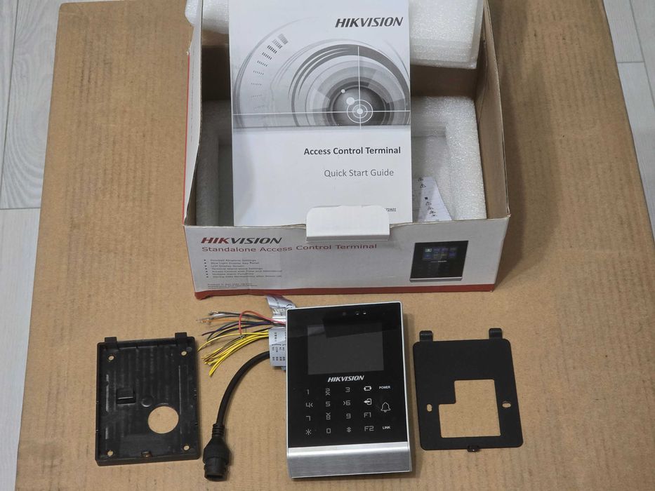 Hikvision Cititoare control acces cu amprenta DS-K1201EF, terminal de control acces stand-alone DS-K1T105E-C si post de videointerfon DS-KV8202-IM