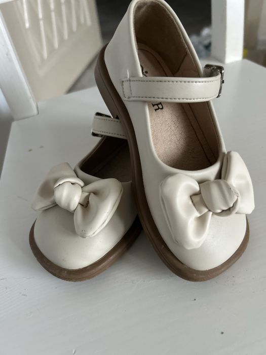 Продам туфельки бежевые