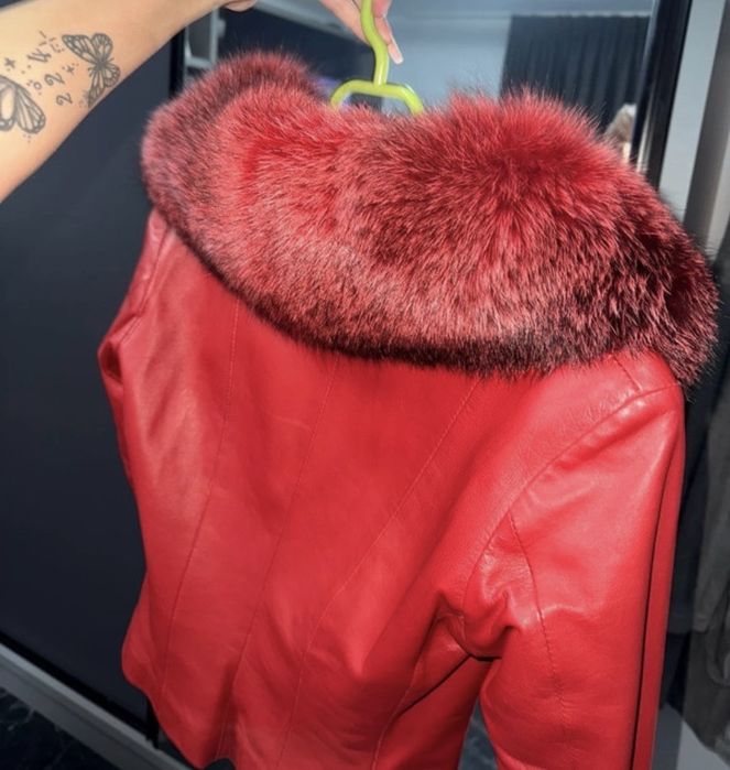 Geaca de piele rosie