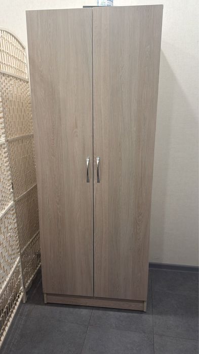 Шкаф для вещей, стол и тумба