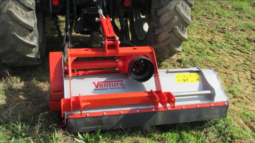 Tocator de vegetatie reversibil de la Ventura, tractoare 40-100 cai