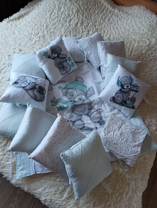 Продам постельный набор в кроватку малыша