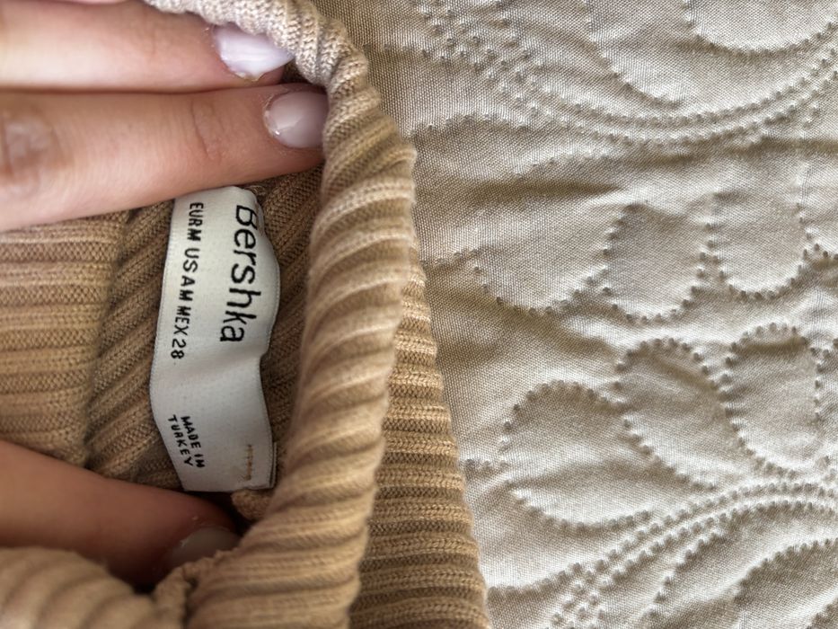 Бежов кроп топ с поло