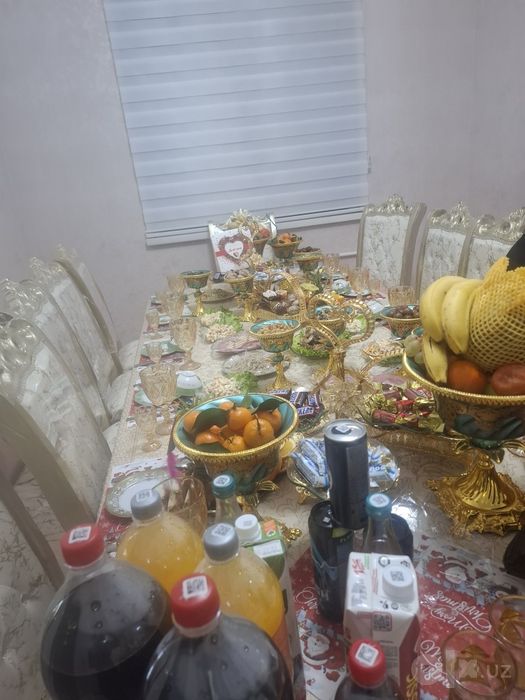 Yangi stol stul chiroyli dizaynda  orqalarida toshli bezakla bor